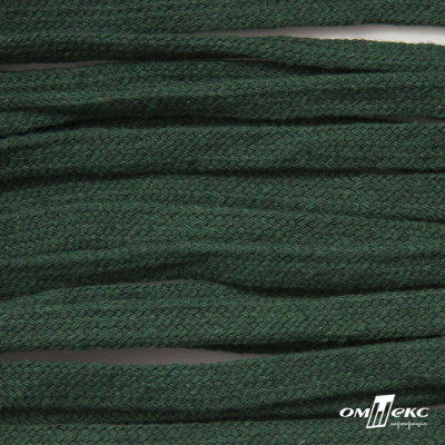 Шнур плетеный d-8 мм плоский, 70% хлопок 30% полиэстер, уп.85+/-1 м, цв.1016-т.зеленый - купить в Нефтеюганске. Цена: 742.50 руб.